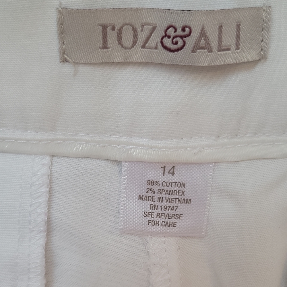 Elegant Women's White Pants - Picture 3 of 8